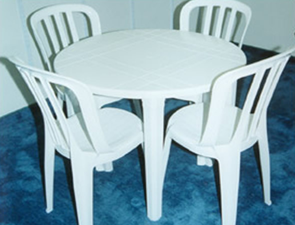 Aluguel Jogo Mesa Redonda Plástico com 4 Cadeiras – Cabral Festas Locações